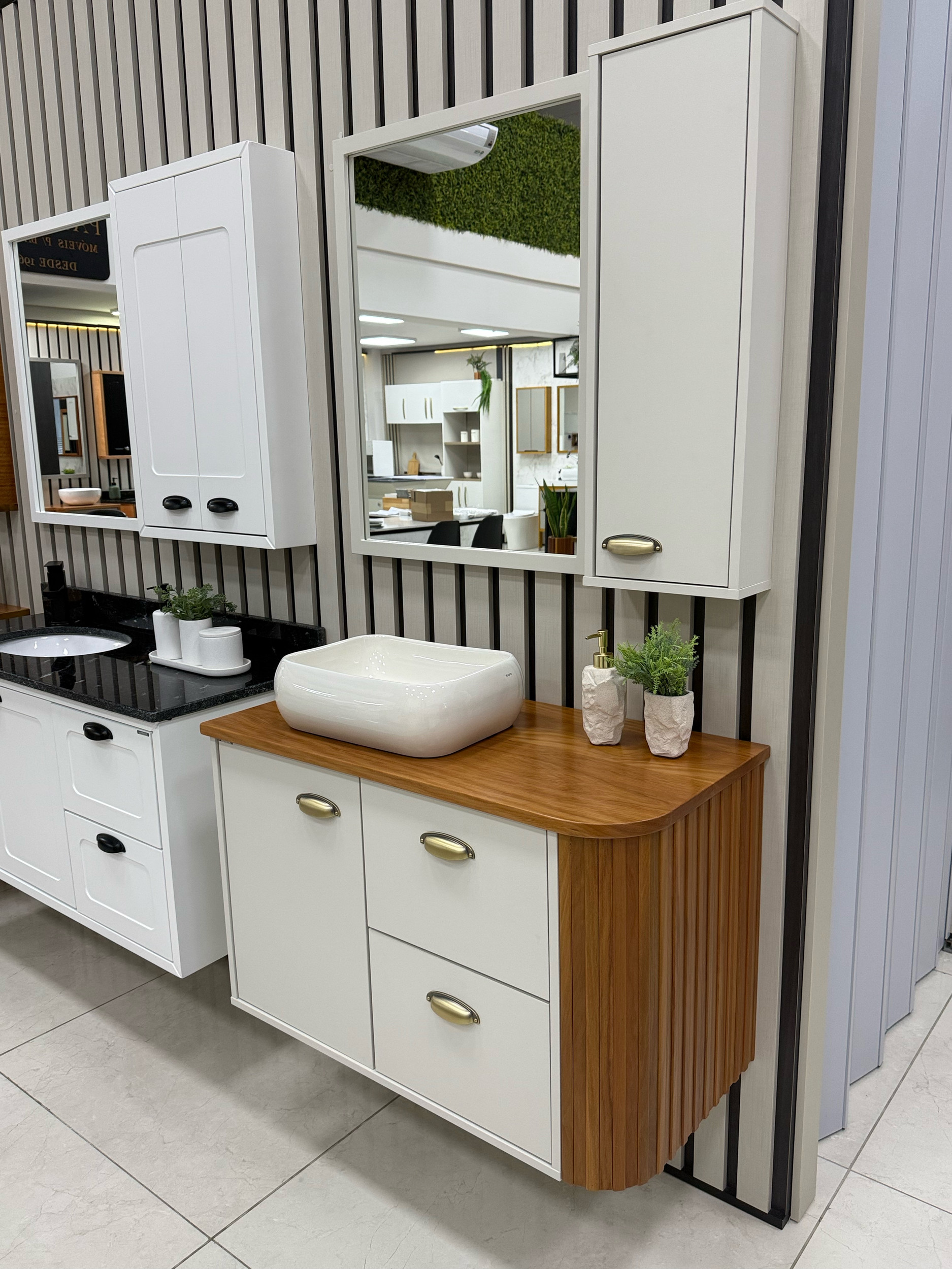 Conjunto Bellagio 90 cm real com balcão branco, tampo e lateral ripada em madeira, cuba e espelho