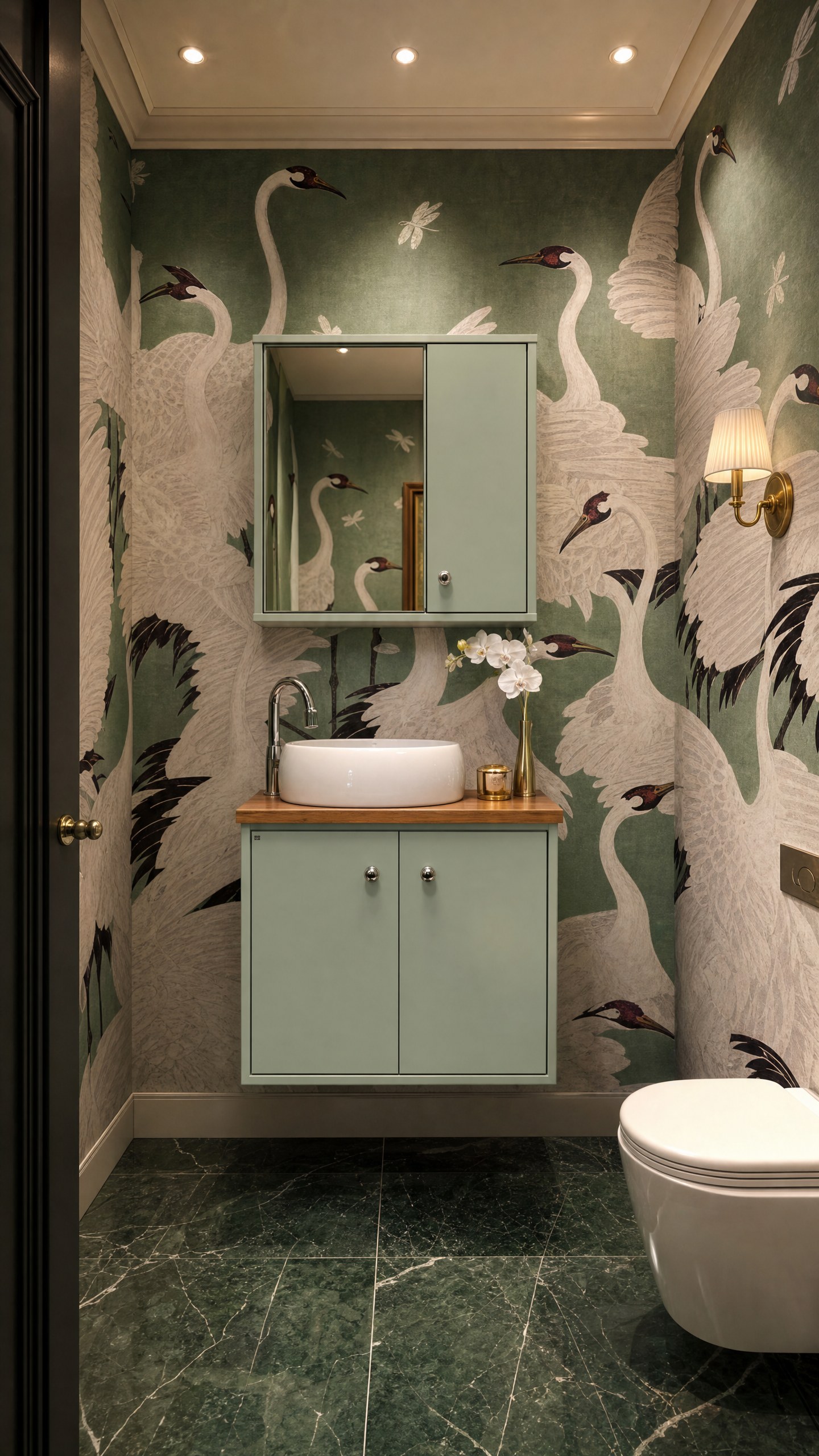 Imagem ambientada de IA ilustrativa do Cielo Legno 60 cm verde-claro com espelheira de porta em banheiro com papel de parede de aves