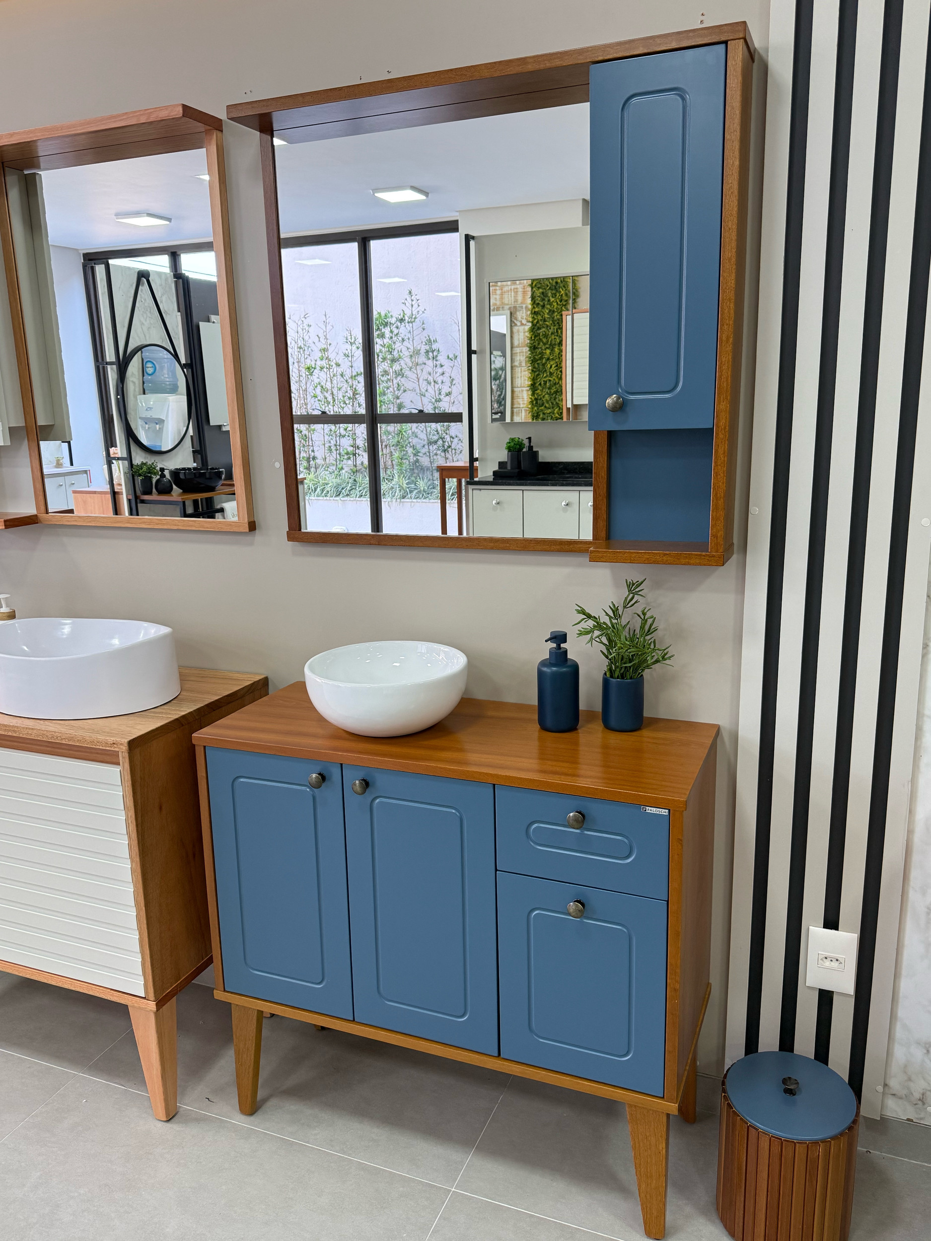 Conjunto Milano 90 cm real em madeira e detalhes azuis com espelheira e cuba