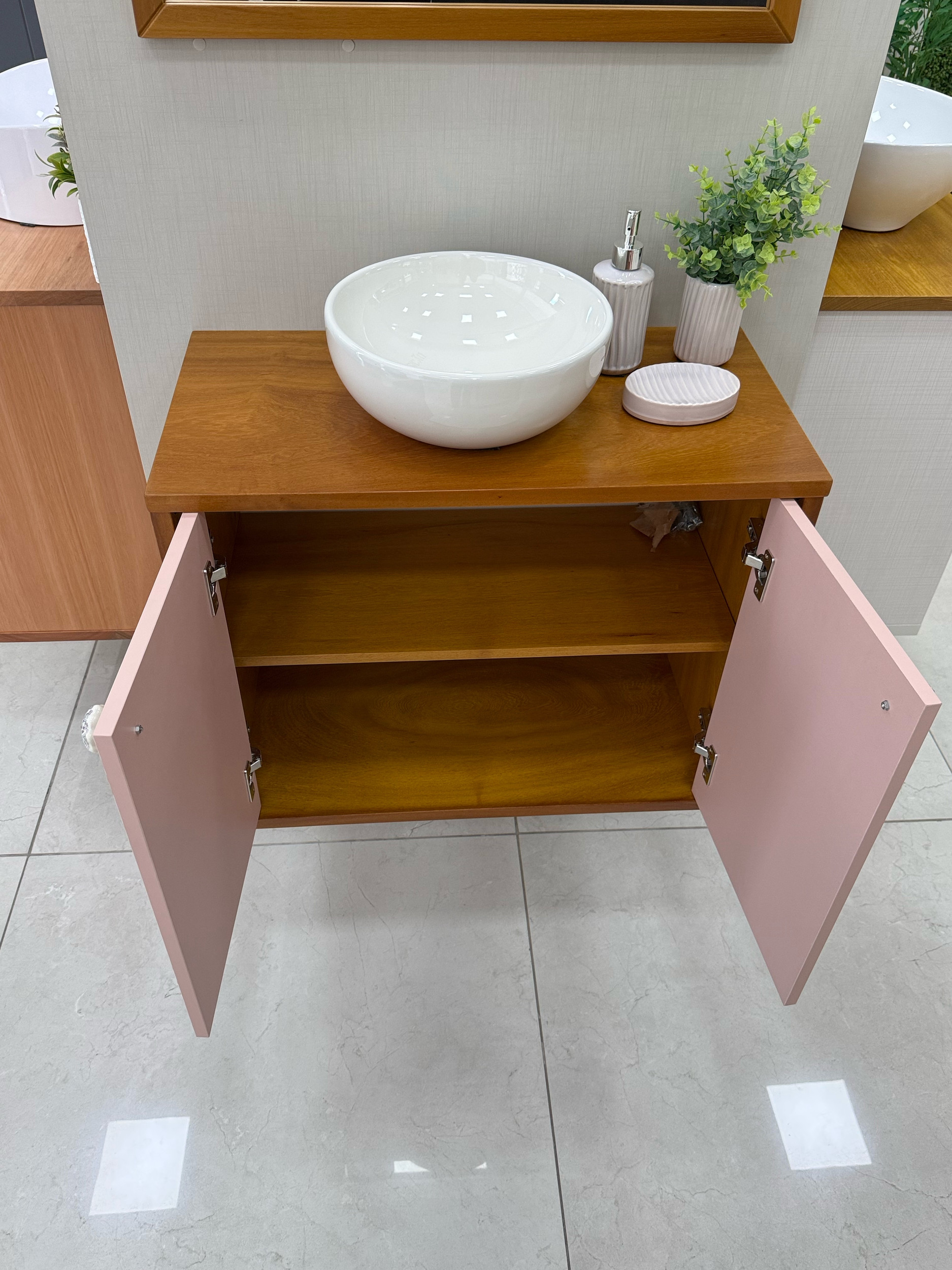 Interior do balcão Milano 70 cm com portas abertas e cuba de apoio