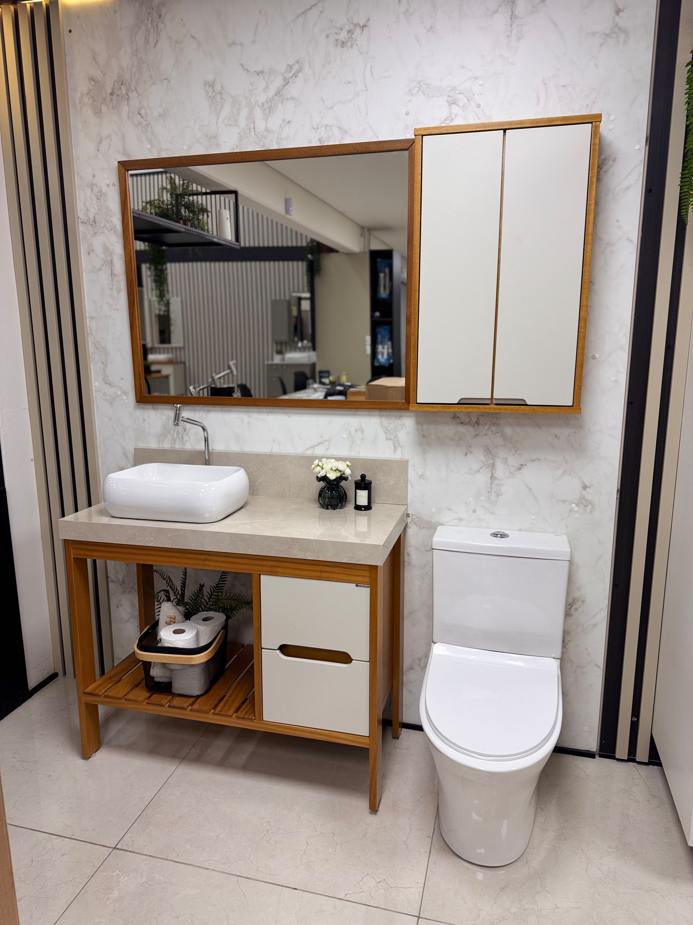 Foto real do conjunto Monza completo em exposição, com estrutura de madeira, frentes brancas, porcelanato, cuba de apoio e espelheira