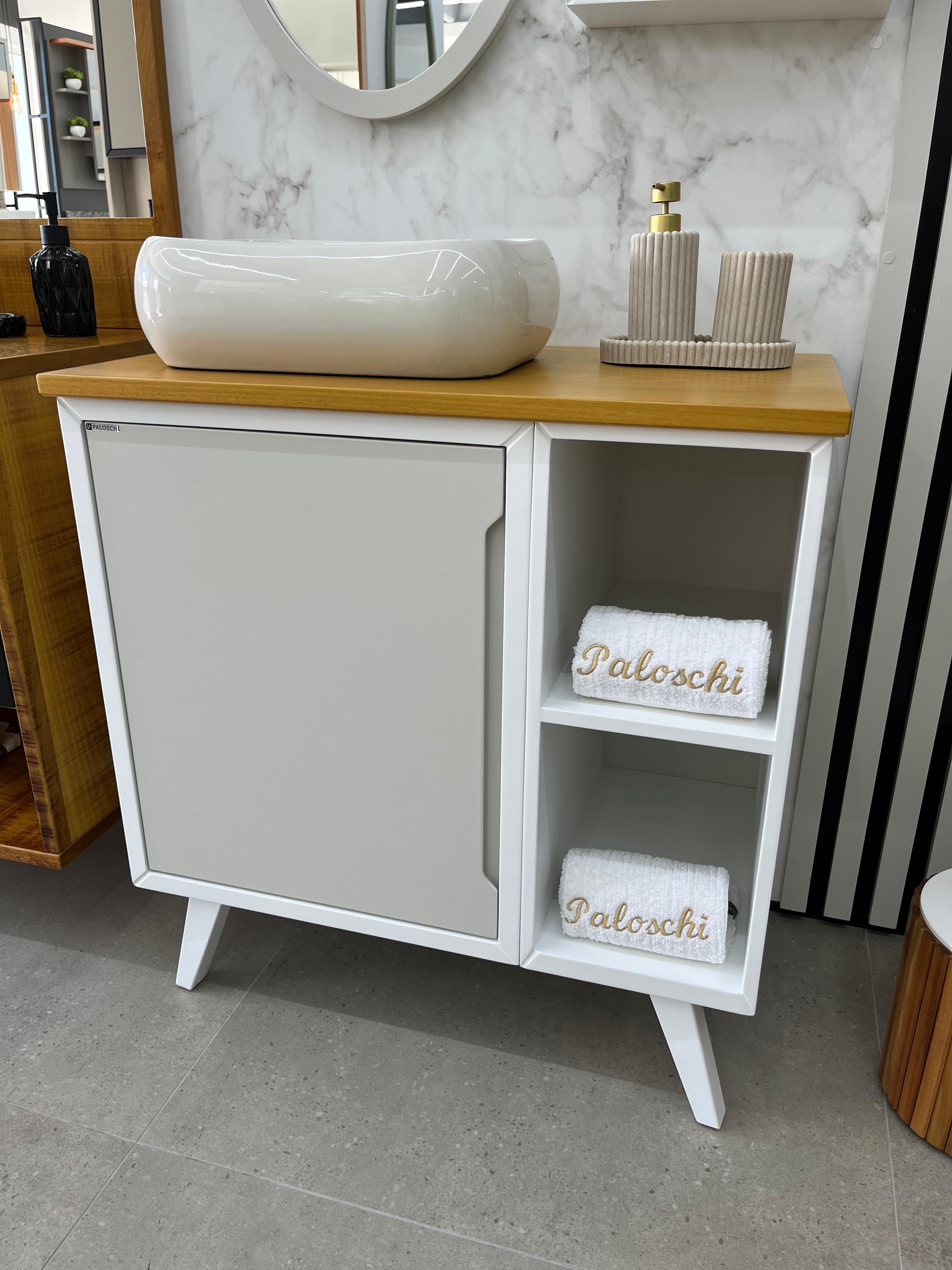 Detalhe real do balcão Raffinati 75 cm branco com porta, dois nichos laterais, pés e tampo de madeira maciça de tatajuba