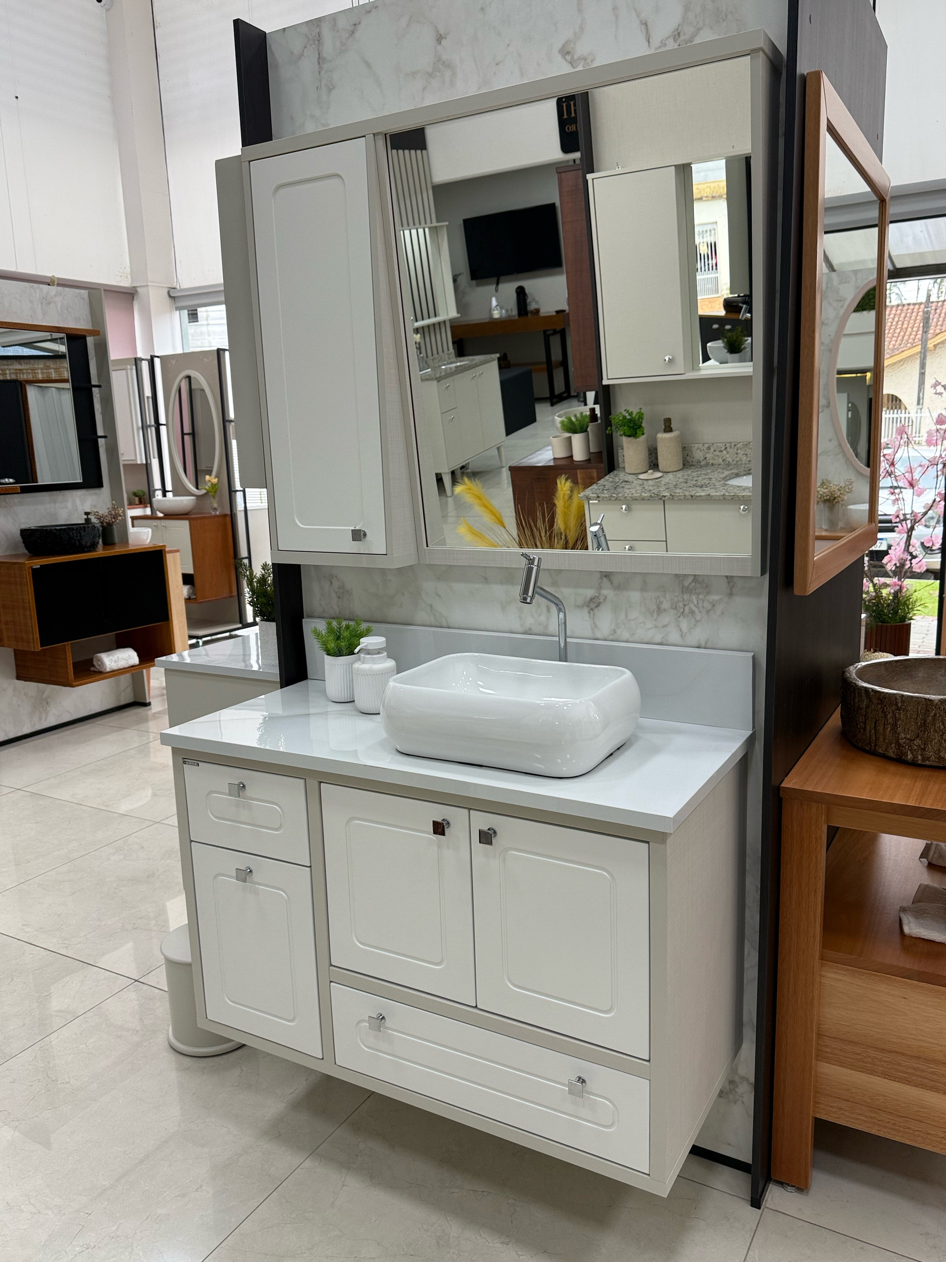 Conjunto Zara Provenzale 1 metro branco com tampo de porcelanato, cuba de apoio e espelheira inclinada